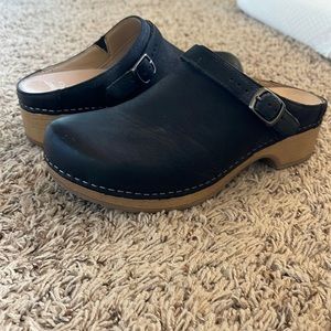 Dansko Berry in black leather.